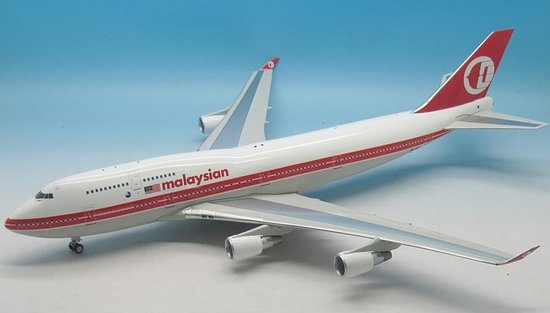 Boeing B747-400 Malaysia, 70s Retro-Farben.